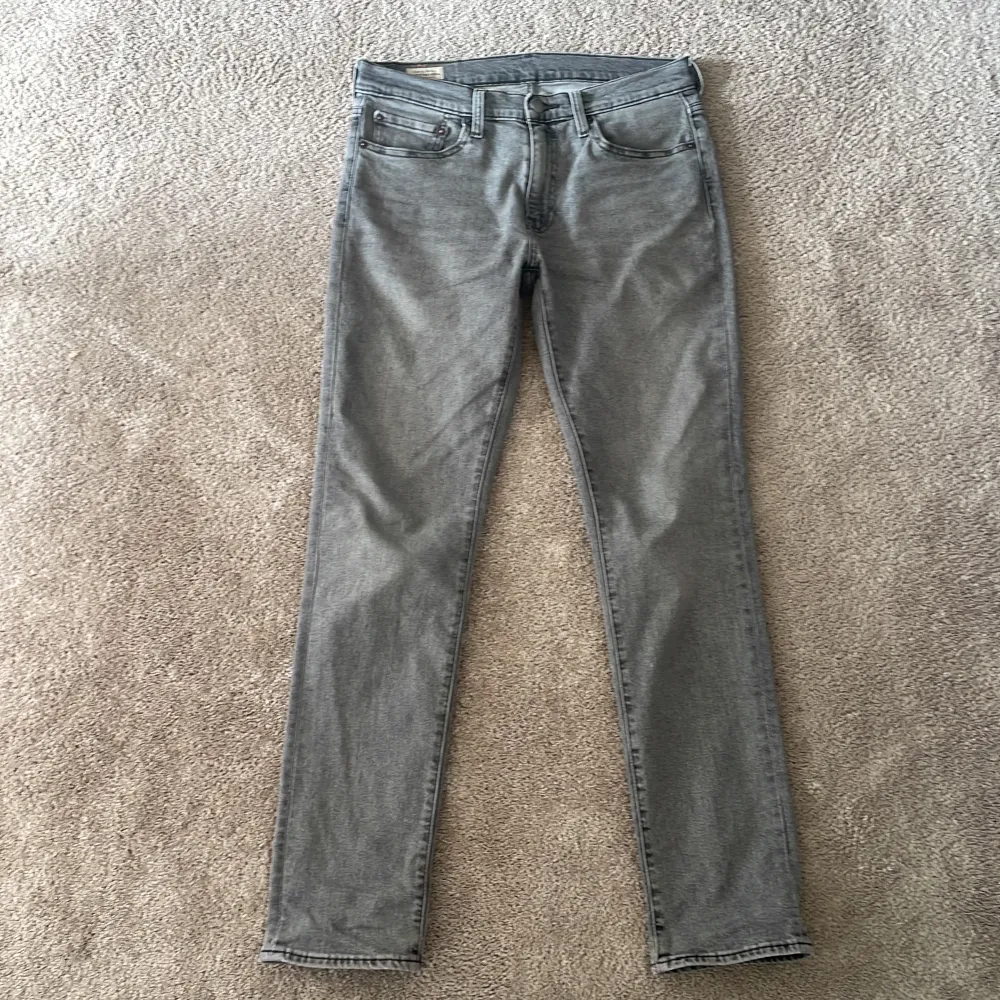 Säljer dessa feta Levis jeans då de är för stora för mig. Köpte jeansen i en Levis butik för 1099kr. Jeansen är i skick 10/10 då jag inte använt de mycket. Vid frågor eller funderingar är det bara att fråga på.. Jeans & Byxor.