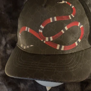 Gucci keps svart  - Storlek medium knappt använd säljer den kan mötas upp i Örebro annars fraktas snygg Gucci keps 🤩