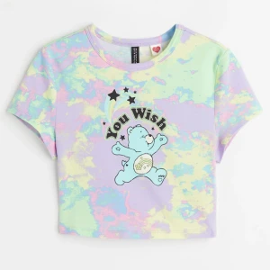 baby tee - oanvänd kort tshirt i supersöt modell! liten i storleken så passar mer än xs/s. slutsåld på hemsidan