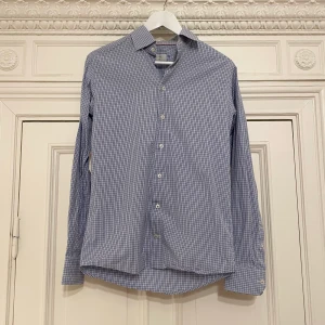 ETON skjorta blårutig, storlek 38 - Eton skjorta storlek 38 i mycket fint skick. Jag har flera olika varianter till salu. Nypris: 2000 kr. Köpet är slutgiltigt.