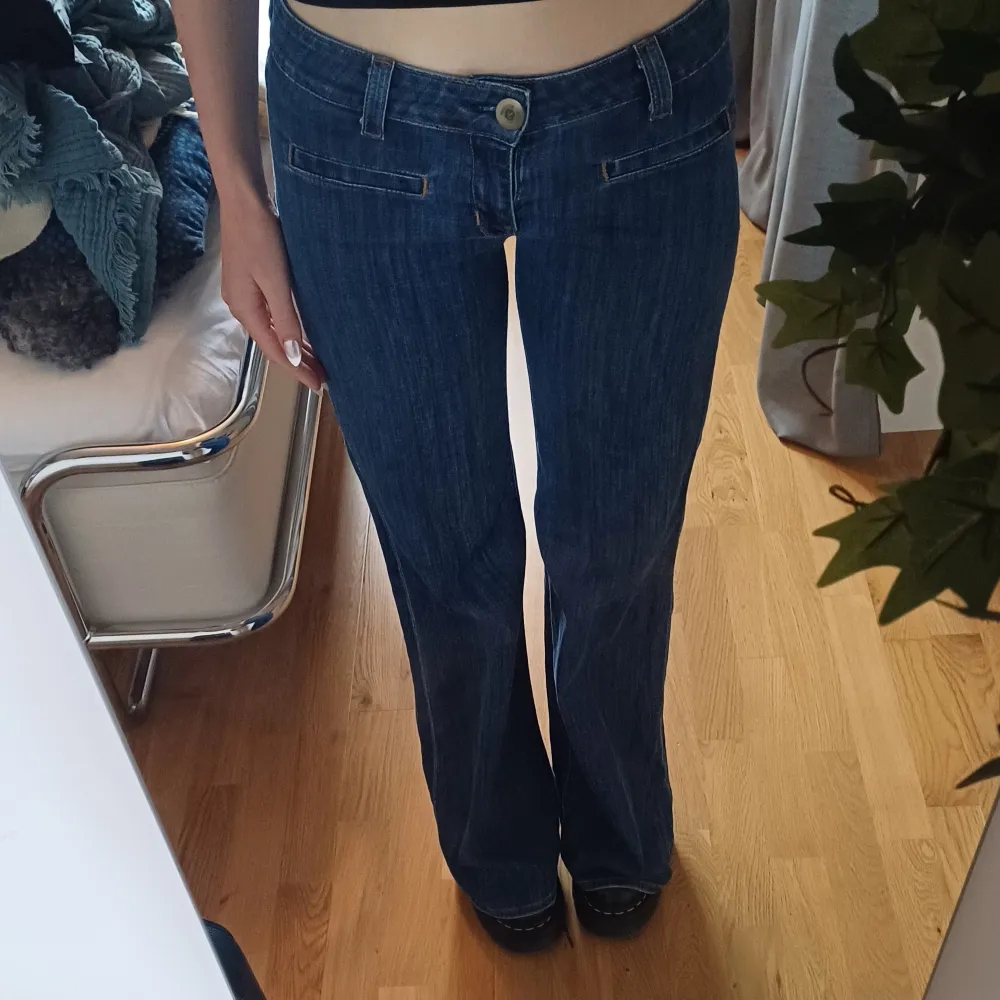 Såå snygga vida jeans som jag tyvärr är för kort för. Jag är 167 cm, på den första bilden är jag utan skor och på de två andra har jag skor som gör mig ca 5 cm längre. Köpta secondhand i Manchester, de har aldrig använts hos mig. Inga defekter alls!. Jeans & Byxor.