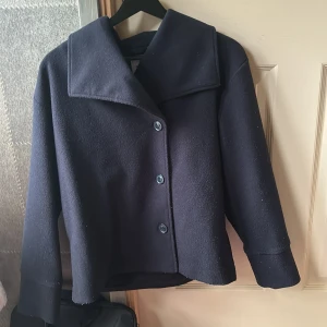 Kappa - Säljer denna fina kappa från ginatricot 