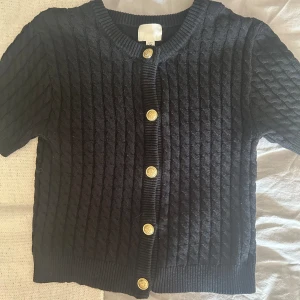 Kofta  - Super snygg kortärmad kofta i storlek M från h&m använd ca4 gånger och 1 tvätt 💕köparen står för frakten 💕 kontakta för fler frågor 💕