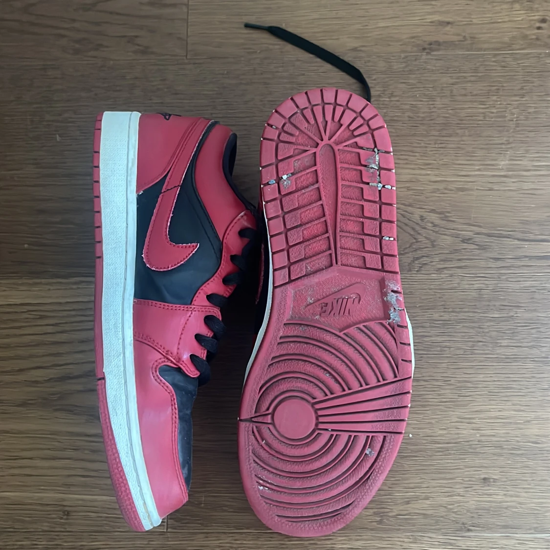 Nike Air Jordans i rött och svart - 91