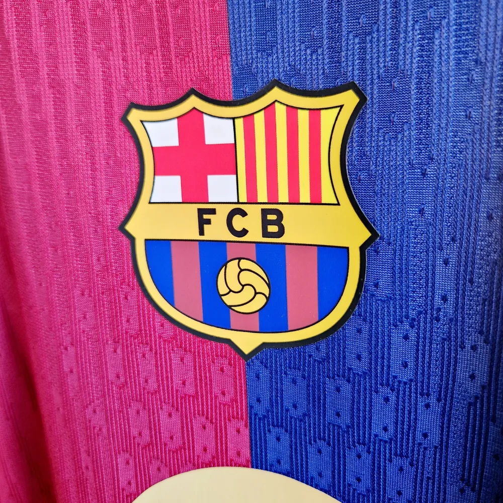 Säljer FC Barcelonas nya matchtröja för kommande säsong 2024/25 med Yamal på ryggen. Tröjan är en reprint i nyskick med emblem och patchar av högsta kvalité. Tröjan är en player version. Tajt i storleken, motsvarar mer latge än XL.. Sportswear.