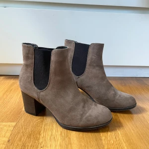 Boots - Jättesköna ljusbruna boots klackar till hösten/ våren  som är sparsamt använda. 
