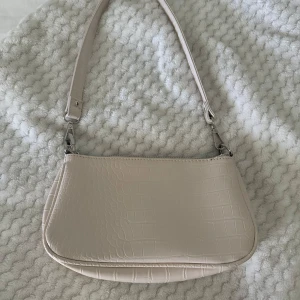 Väska - En beige väska från Gina Tricot. Bra skick. 