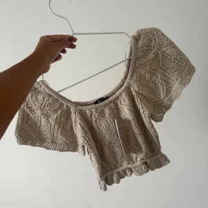 Virkad beige top Gina Tricot - Jättesöt virkad topp från Gina tricot storlek XS. Passar XS-S. Aldrig använd. 