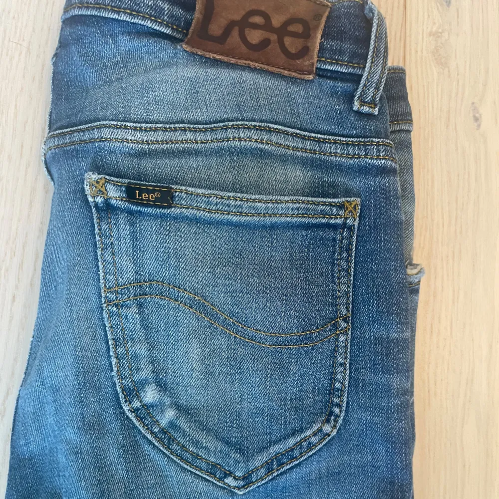 Hej, Säljer dessa snygga Lee jeans! Fint skick utan några som helst skador. W30 men känns lite mindre i midjan, Svarar gärna på frågor så hör av dig om du undrar något👍. Jeans & Byxor.