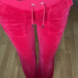 Röda juicy byxor - Säljer mina röda juicy byxor i stl XXS för 400. Bra skick använt väl men ser så gott som nya ut! Säljs pga inte används längre, köpare står för frakt🤗