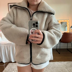 Arket fleece - Jättefin fleece från ARKET Säljer pga inte kommer till användning, använd ett fåtal gånger så i nytt skick🥰 Originalpris: 1590kr