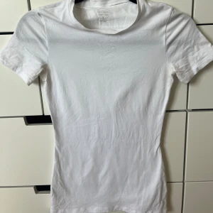 Intimissimi T-shirt  - Tajt vit Intimissimi T-shirt som aldrig är använd 
