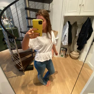 Jeans  - Säljer dessa jeans som jsg har sytt om själv, dom är bootcut o lågmidjade med coola detaljer på sidan som jag har sytt, inga defekter då dom inte kommit till användning så mycket! Så najs nu till hösten 