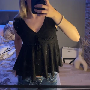 Söt tröja - Svart urringad tröja med knyte och volang ärmar. Supersöt men kommer inte till användning mer! Hör av er för intresse 💗