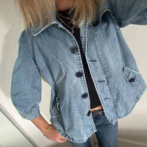Trenchcoat denim - Sjukt snygg kort trenchcoat i denim från h&m😍 sparsamt använd 