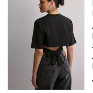 Populär Nelly tröja  - Den populära nelly tröjan med knytning i bak. Använd få gånger så i mycket bra skick! 