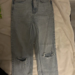 Mom jeans  - Jättefina jeans från Stradivarius, helt perfekta och sitter som en smäck. 