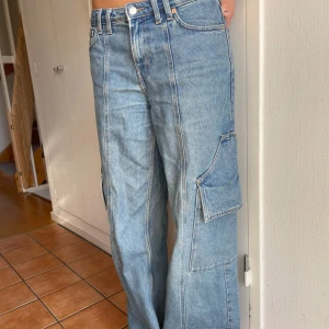 Weekday jeans - Weekday carpenter jeans! Fint skick, jättesköna.  Finns små, inte så tydliga defekter som jag kan skicka bild på i dm. 