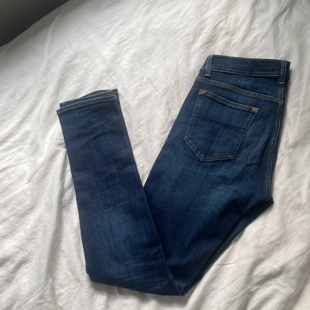 Vi säljer nu dessa snygga Tiger Of Sweden Jeans i storlek 31/32. Skick: 9/10, inga defekter. Pris: 249 kr, kan diskuteras vid snabb affär!. Jeans & Byxor.