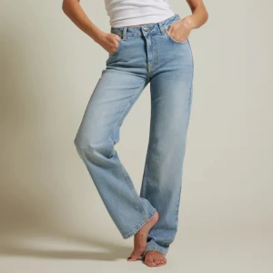 Mid wide jeans - Helt nya jeans från Bikbok. Använda fåtal gånger. Som nya.  Storlek: W28 L34 Originalpris: 699kr