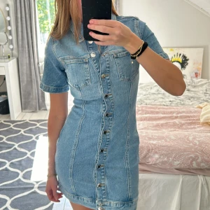 jeansklänning  - superfin jeansklänning som är använd en gång! kan gå ner i pris vid snabb affär. nypris 500kr
