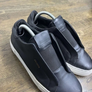 Axel Arigato - Säljer mina skor på grund av de inte passar mig längre, de är använda 3-4 gånger, de är lite kryssade men annars är de i jätte bra skick.