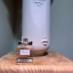 Miss Dior Edt parfym, Kvinnlig - Säljer kvinnlig parfym Miss dior, strax under 50 ml