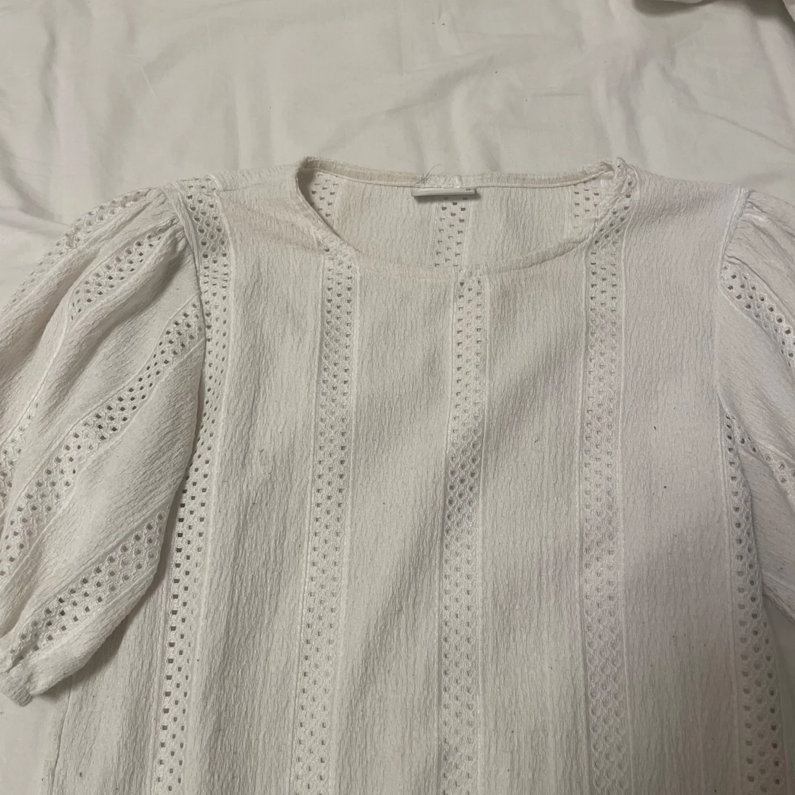  Fin vit topp med puffärmar - 90