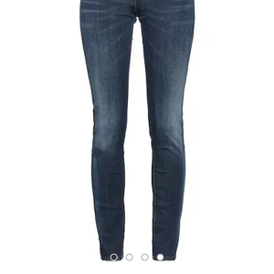 Mörkblå skinny jeans från Replay - Snygga mörkblå skinny jeans från Replay, säljer pga kommer inte till användning. vid fler bilder skriv via pm 💗