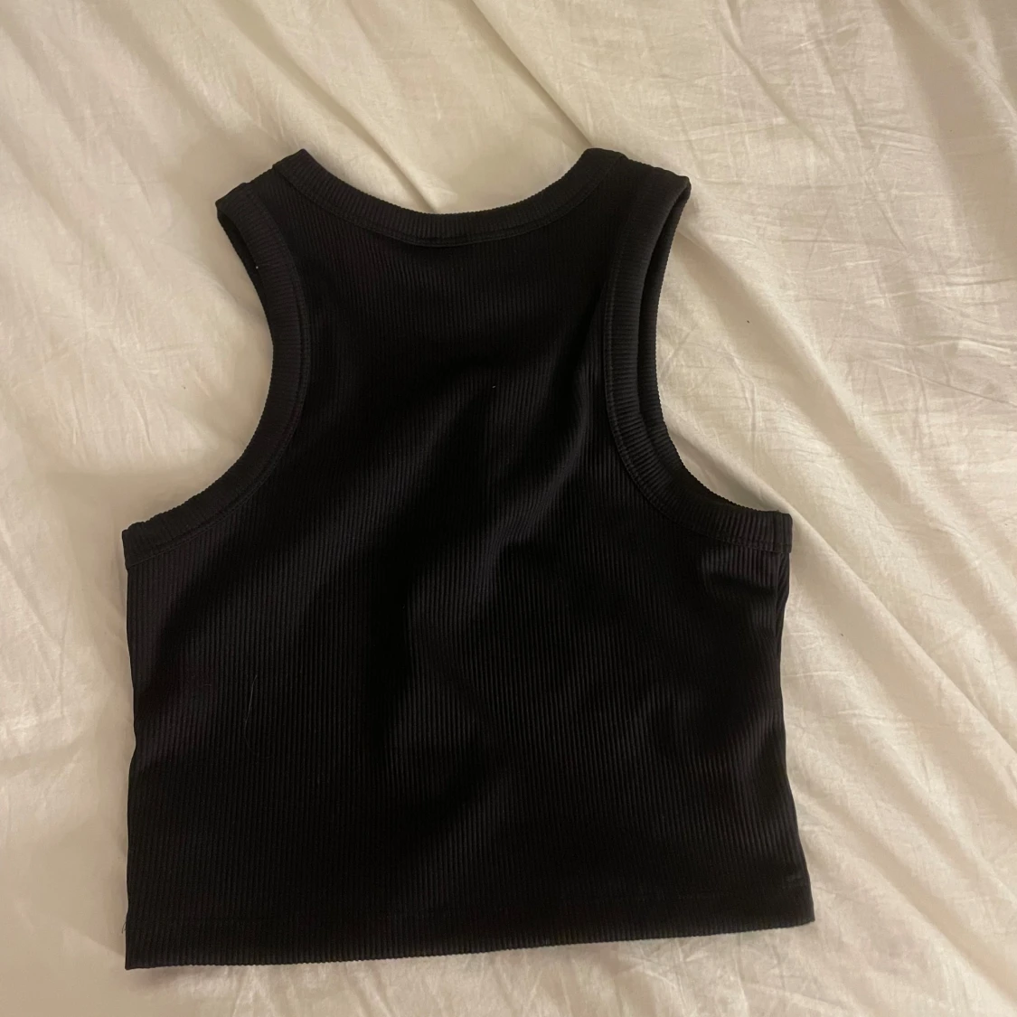 Svart ribbad linnetopp från Divided - 1