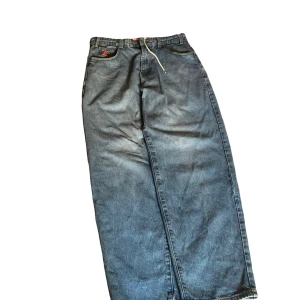 Butter jeans! - Säljer dessa butter goods jeans för dem inte kommer så mycket till användning. Inga defekter förutom lite slit längst ner på ena benet som inte märks alls.  Storlek 28 väldigt baggy pris kan diskuteras!Skriv om ni har frågor eller funderingar! :)