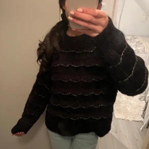 Stickad tröja från Zara - Jättesnygg eftertraktad stickad tröja från Zara med detaljer. Storlek S💕💕