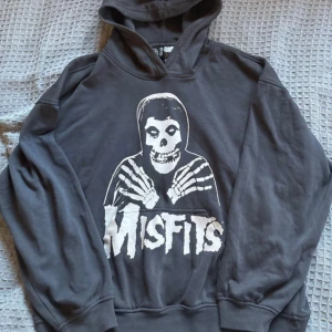 Vintage rare boxy misfits hoodie - Misfits hoodie med boxy fit, Mått:61cm längd från axlar, 66cm bredd under armhålor. 