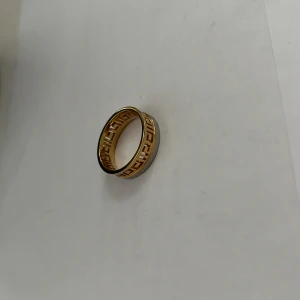 Guldfärgad ring med mönster - Elegant guldfärgad ring med ett geometriskt mönster runt om. Perfekt för att ge en stilren touch till din outfit.