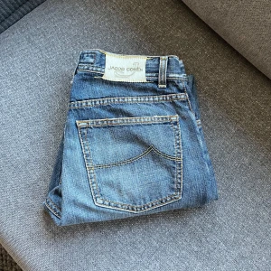 Jacob Cohen Jeans - Säljer ett par lågmidjade Jacob Cohen jeans i size 31. Tailored fit. Hör av er vid funderingar 😊