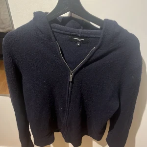 Mörkblå hoodie från Lawrence Grey - Säljer en mörkblå kashmirer hoodie från Lawrence Grey i storlek M. Skick 9-10 använt litegrann men har blivit för liten 