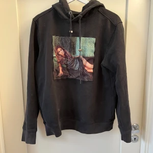 Limitato Hoodie - Säljer denna då den ej kommer till användning tyvär. Är i gott skick. Storlek medium och har ett grymt snyggt tryck. Vid frågor eller förslag är det bara att höra av sig