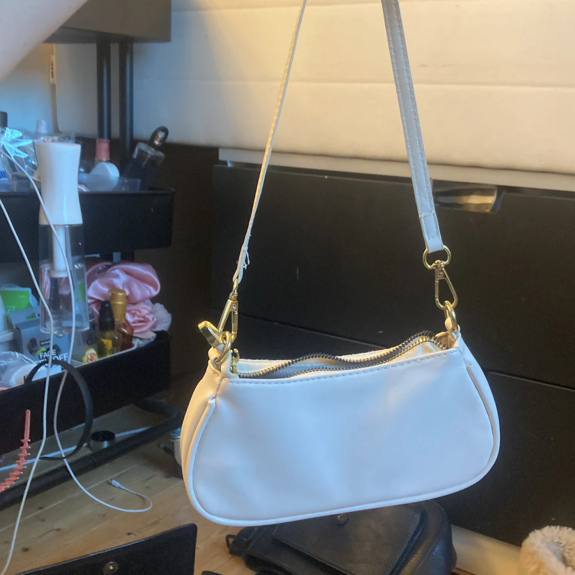 Vit axelväska med hjärtformade detaljer - 1