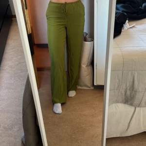 Gröna byxor från H&M - Gröna byxor från H&M i storlek XS. Aldrig använt 