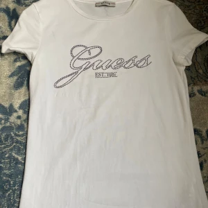 Tröja med tryck - T-shirt från Guess med tryckt med lila diamanter, knappt använd trots de har den en fläck men de går säkert bort i tvätten💜