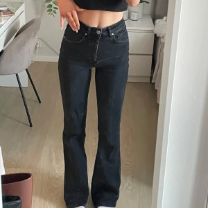 Svarta bootcut jeans - Snygga svarta bootcut jeans med hög midja. Långa i benen, använda men fortfarande i bra skick.