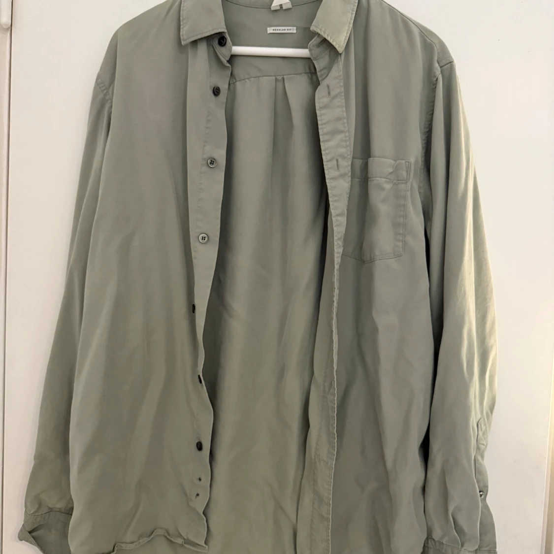 Grön skjorta med normal passform