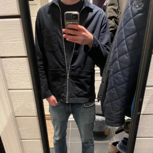 Mörkblå Riley overshirt  - Säljer nu en Mörkblå Riley overshirt! 10/10 skick! Inga deefekter, priset ej hugget i sten!😀Strl M men passar S! Ny pris 1500kr