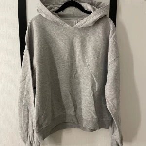Hoodie  - En grå hoodie. Pris kan diskuteras 