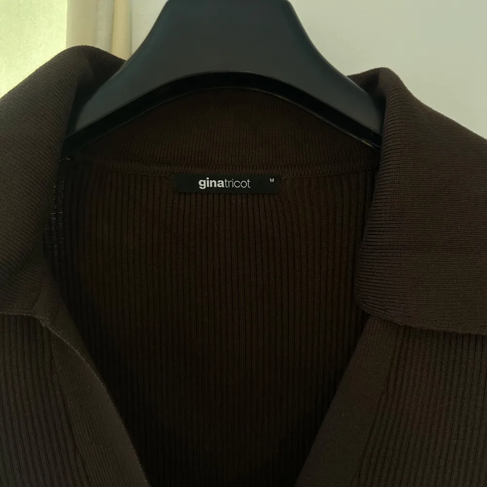 Ribbstickad klänning från Gina Tricot 🤎 Brun färg 🤎 Långärmad med krage och knappar 🤎 Storlek M 🤎 Lite nopprig. Mekot.