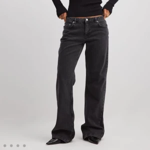Lågmidjade jeans - Snygga svarta lågmidjade jeans från NAKD🥂Ordinariepris:699kr