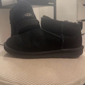  UGG - Säljer mina svarta uggs i den låga modellen, dem är i storlek 36 men passar men som har 37 också