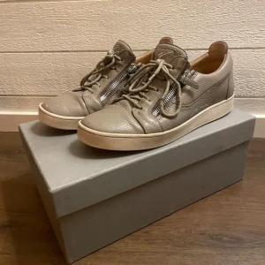 Grå sneakers från Giuseppe Zanotti - Säljer dessa goa skor från Giuseppe Zanotti! Man får me låda, kvitto och skorna då jag inte har kvar påsen. Priset är ej hugget i sten så kom med förslag!