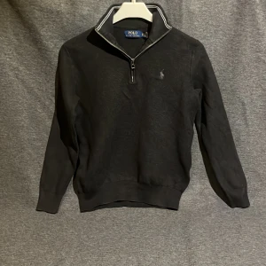 Ralph lauren zip tröja  - Snygg mörk grå tröja från Ralph Lauren med dragkedja vid halsen och broderad logga på bröstet. Perfekt för en stilren look. Skick 9/10, Stl Xs, 