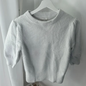  stickad tröja - Mysig vit stickad tröja med puffiga ärmar och ribbad halsringning. 💕